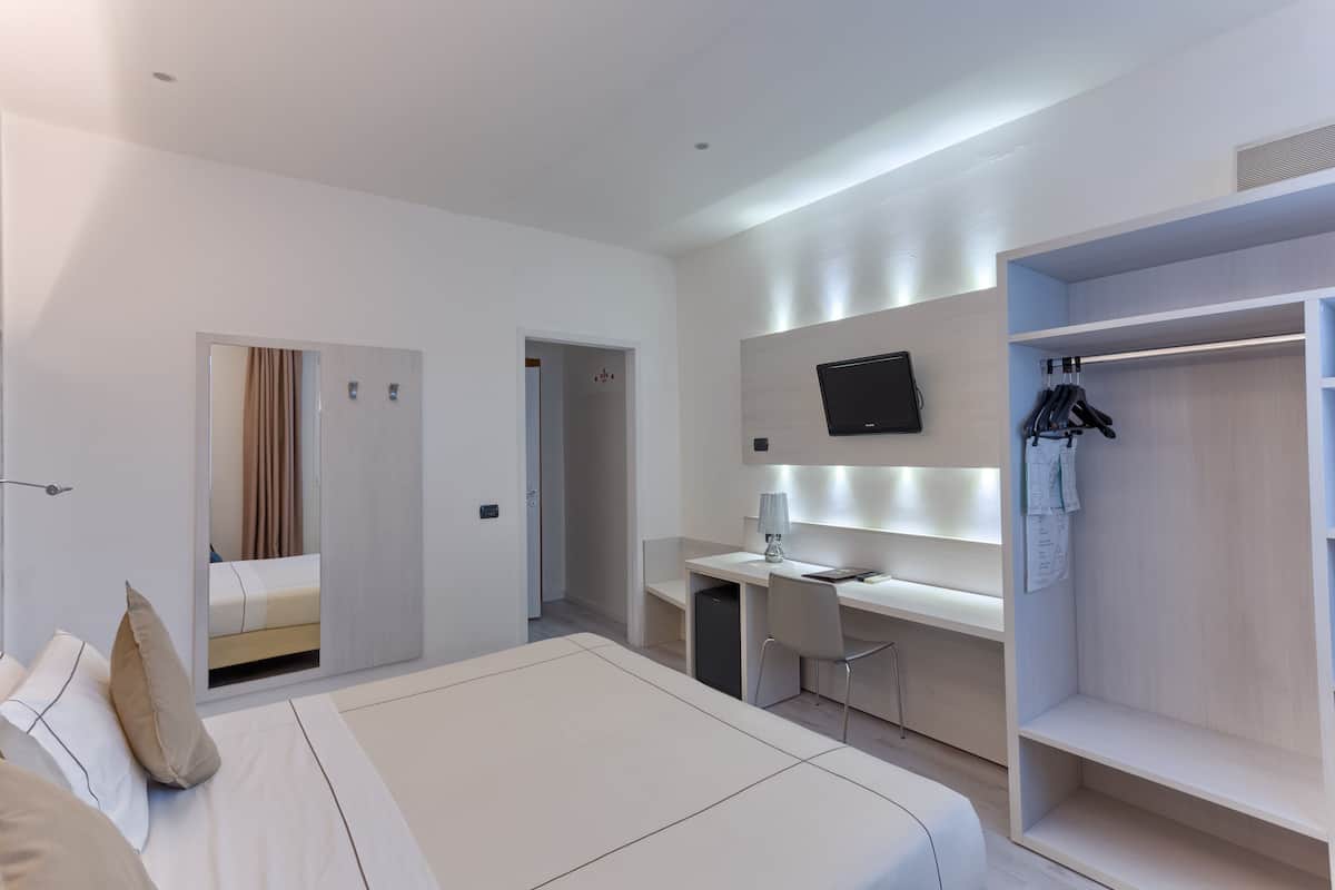 Chăn bông, minibar, két bảo mật tại phòng, bàn 