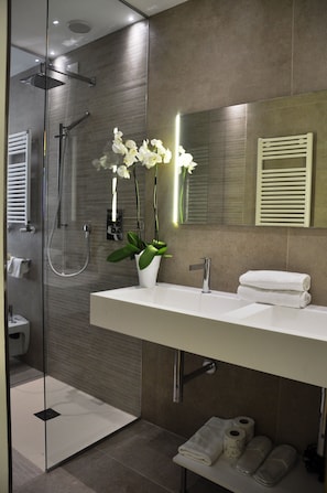 Round Suite with Hot Tub | Bathroom | Free toiletries, hair dryer, bidet, towels