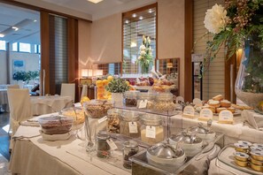 Daily continental breakfast (EUR 10 per person)