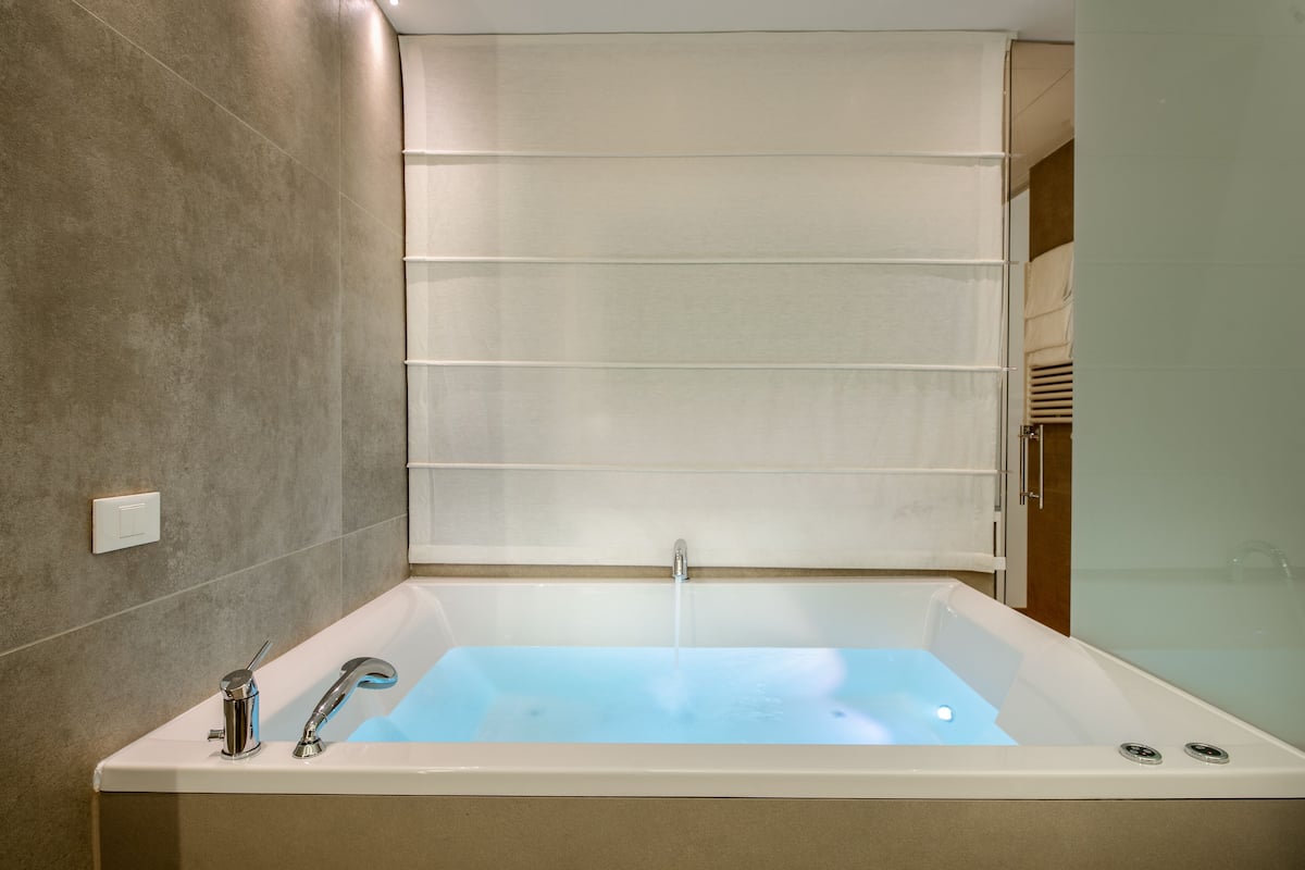 1 bedroom, premium bedding, down comforters, minibar