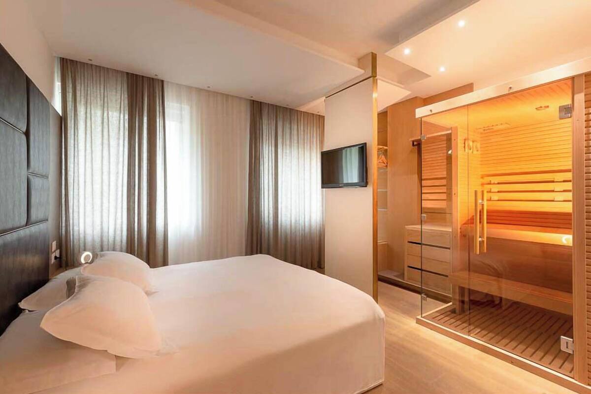 1 bedroom, premium bedding, down comforters, minibar