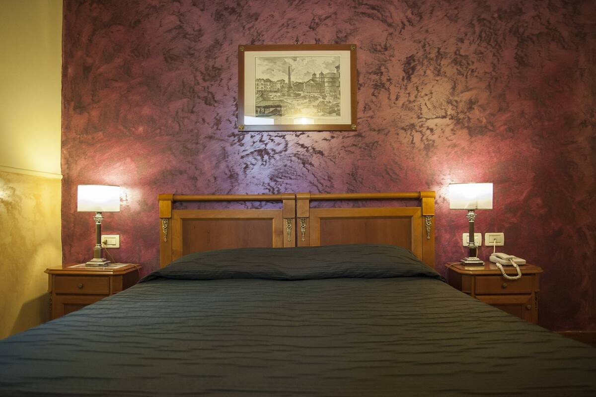 ميني بار وخزنة داخل الغرفة ومكتب وستائر تعتيم