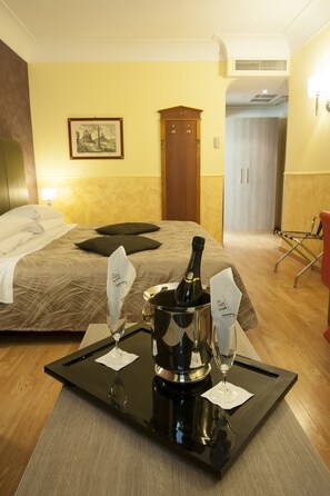 Minibar, in-room safe, desk, blackout drapes - Hotel Delle Province (Rome)