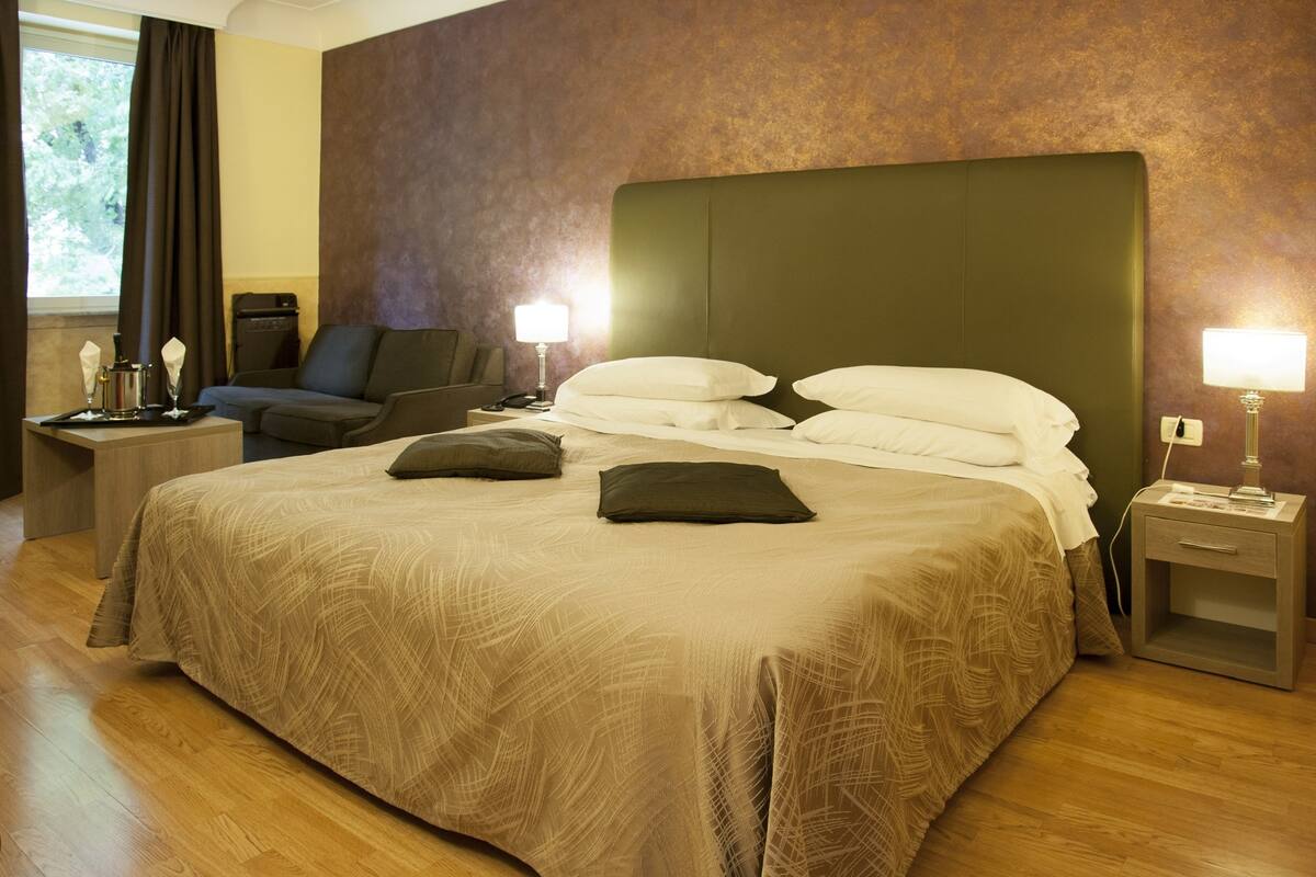 ميني بار وخزنة داخل الغرفة ومكتب وستائر تعتيم