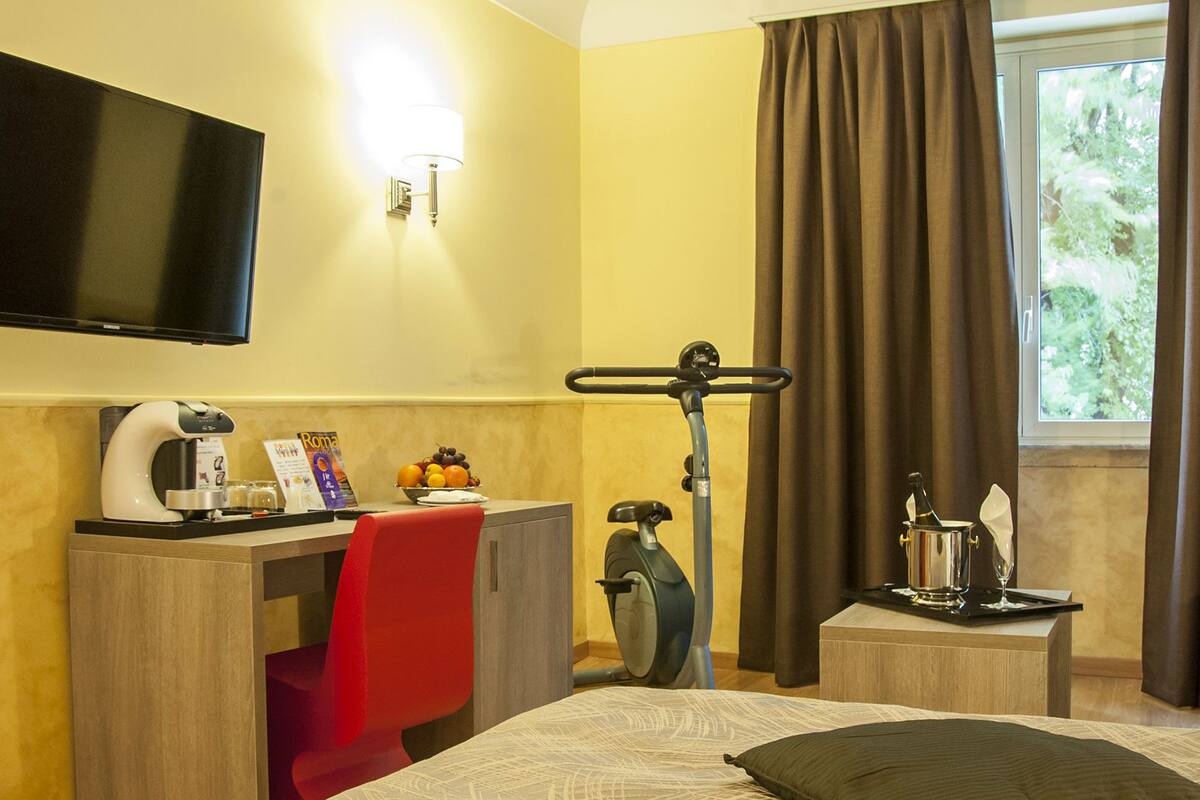 ميني بار وخزنة داخل الغرفة ومكتب وستائر تعتيم