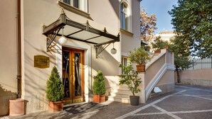 Porch - Hotel Villa Morgagni (Rome)