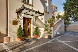 Porch - Hotel Villa Morgagni (Rome)
