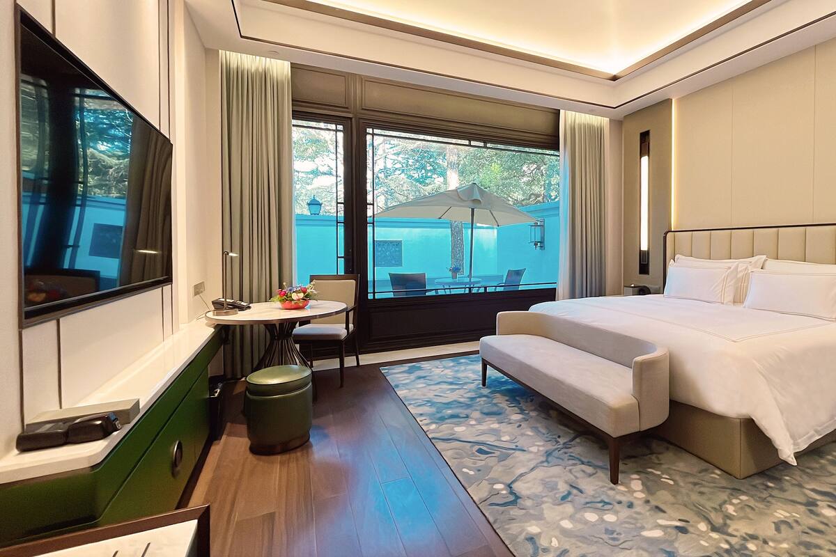 Phòng đôi Elite (Courtyard King) | Bộ đồ giường cao cấp, nệm Select Comfort, minibar