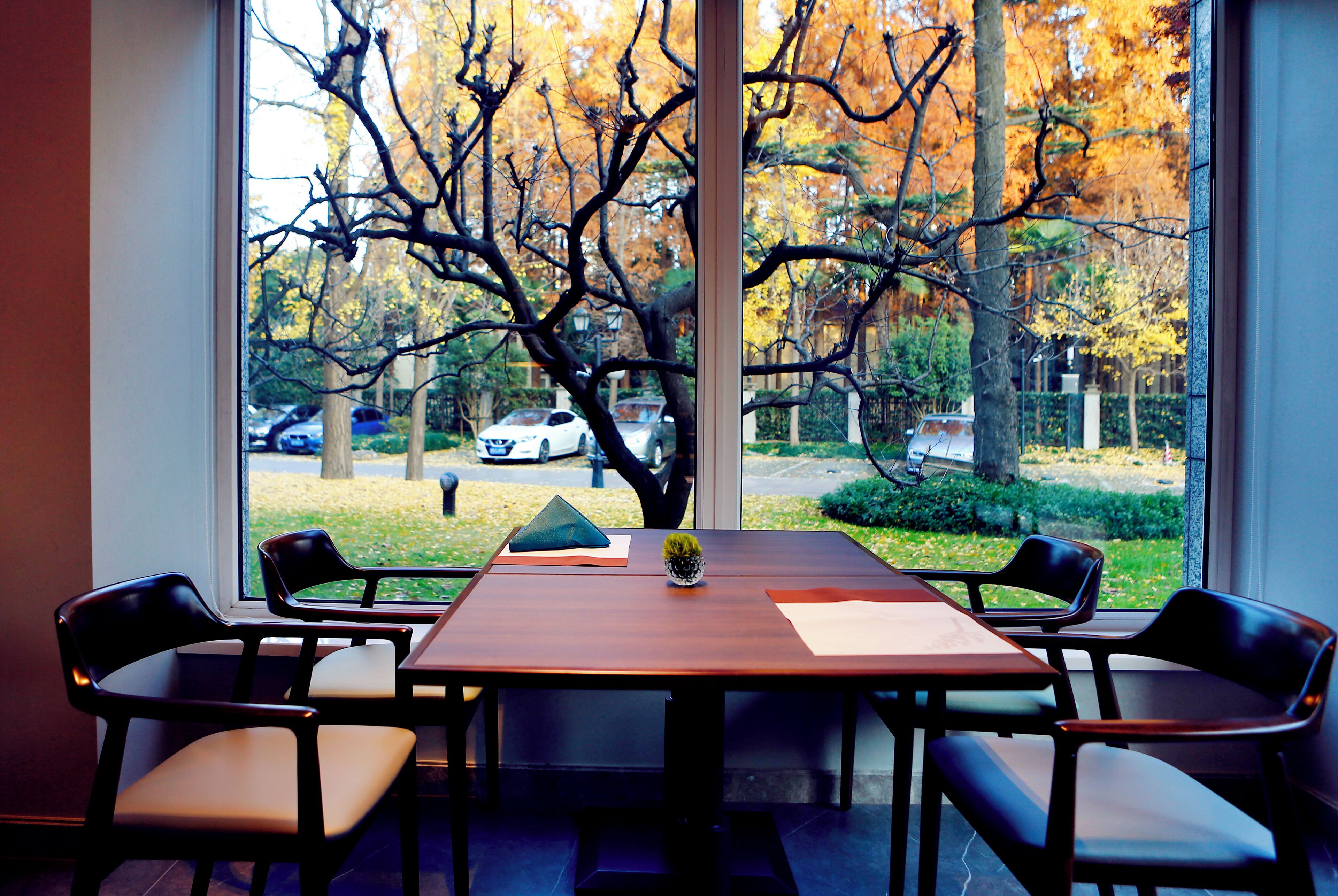 4 restaurants, breakfast served