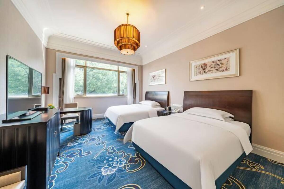 Bộ đồ giường cao cấp, nệm Select Comfort, minibar