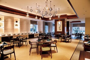 4 restaurants, breakfast served