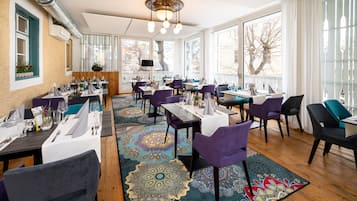 TĂ€gliches inbegriffenes FrĂŒhstĂŒcksbuffet