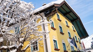 A yellow building with multiple windows and a snow-covered roof. - Hotel die Hindenburg (Saalfelden am Steinernen Meer)
