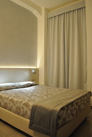 Chambre Double Économique, 1 grand lit 1 place | Minibar, coffres-forts dans les chambres, ameublement personnalisé