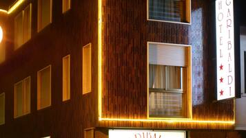 Fassade der Unterkunft – Abend/Nacht