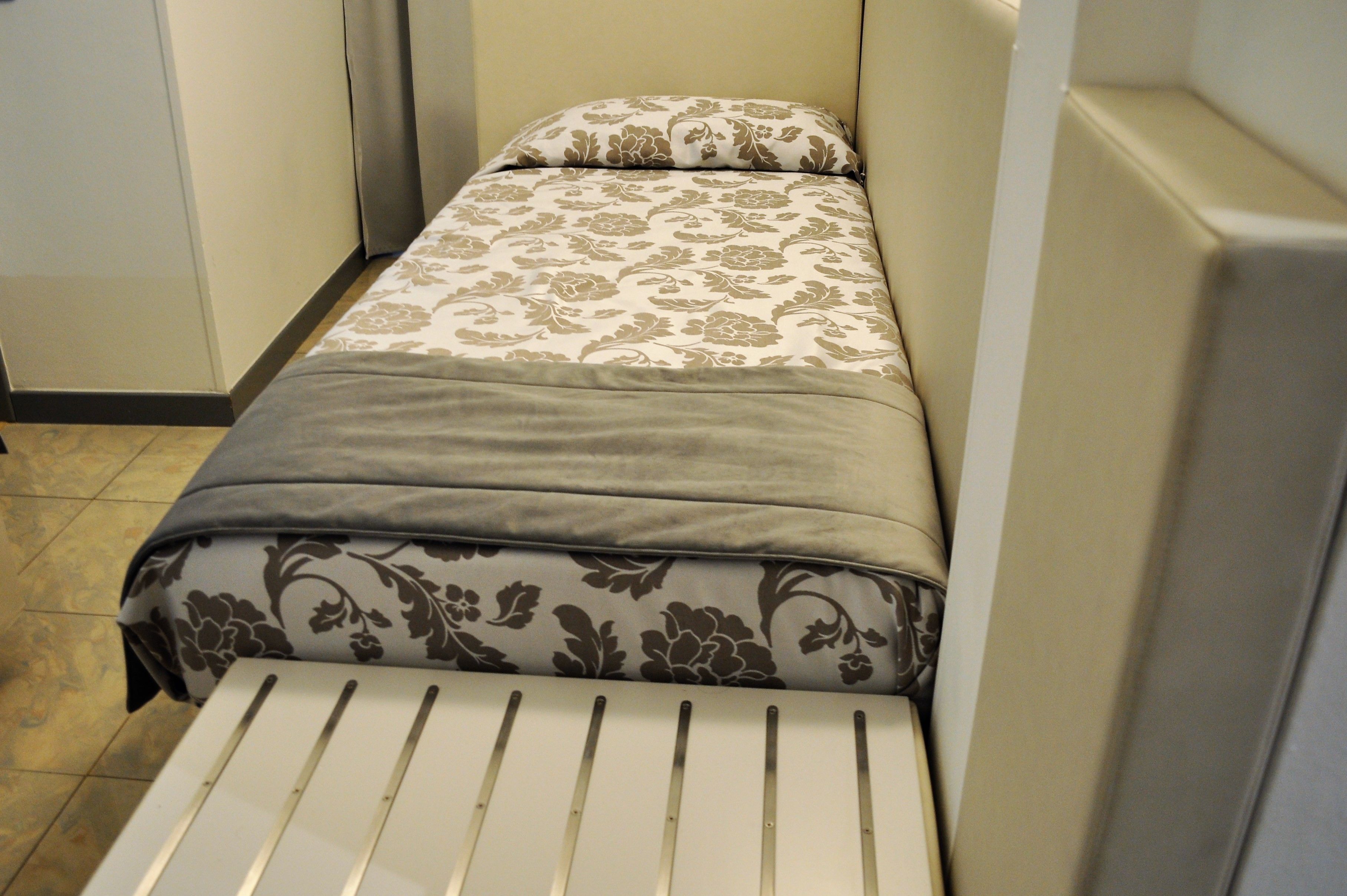 Minibar, Zimmersafe, individuell eingerichtet, Schreibtisch