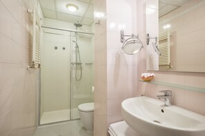 Bañera con ducha, artículos de tocador gratuitos, secador de pelo