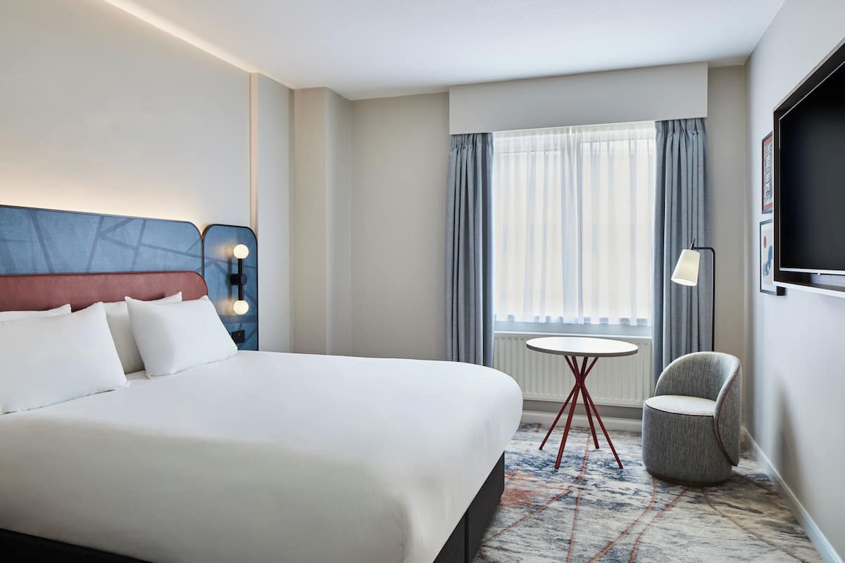 Executive King Room | Hypo-allergenic bedding, desk, laptop workspace, iron/ironing board
