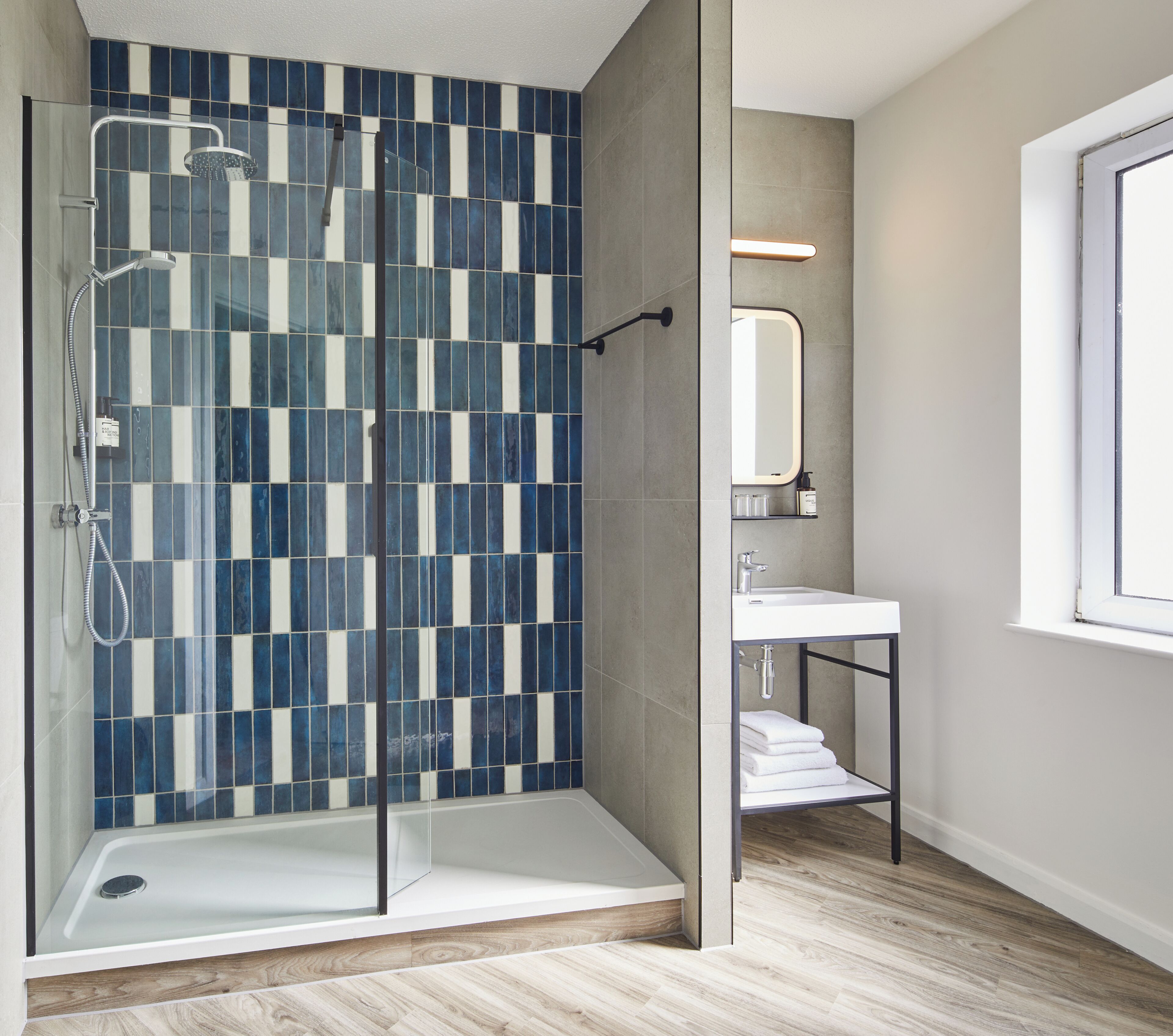 Amenidades de baño ecológicas, secadora de cabello, toallas, jabón 