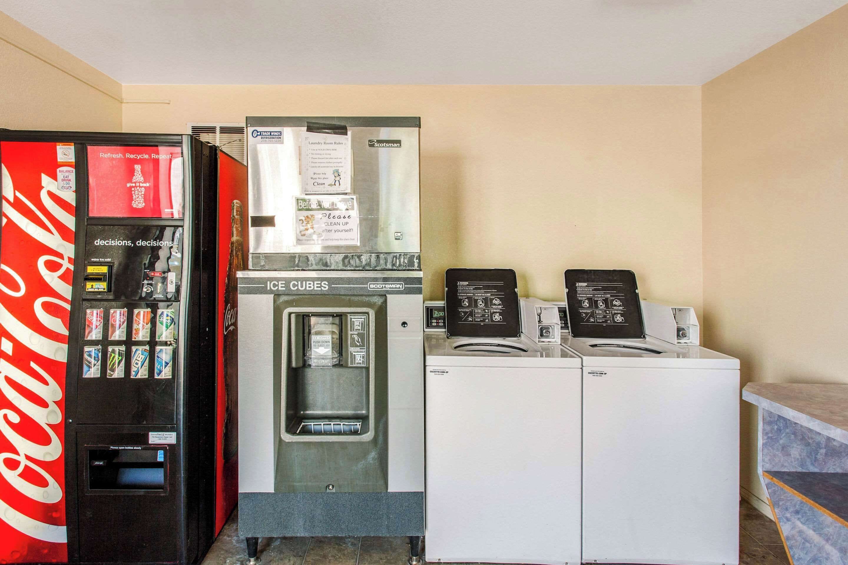 Máquina expendedora con logotipo de Coca-Cola, dispensador de hielo y máquina de café.
