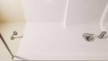 Ein Badezimmer mit Badewanne, Dusche und Toilette.