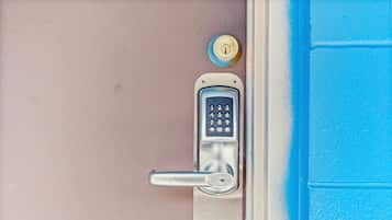 Une porte dotée d’un clavier pour ouvrir et d’un trou de serrure.