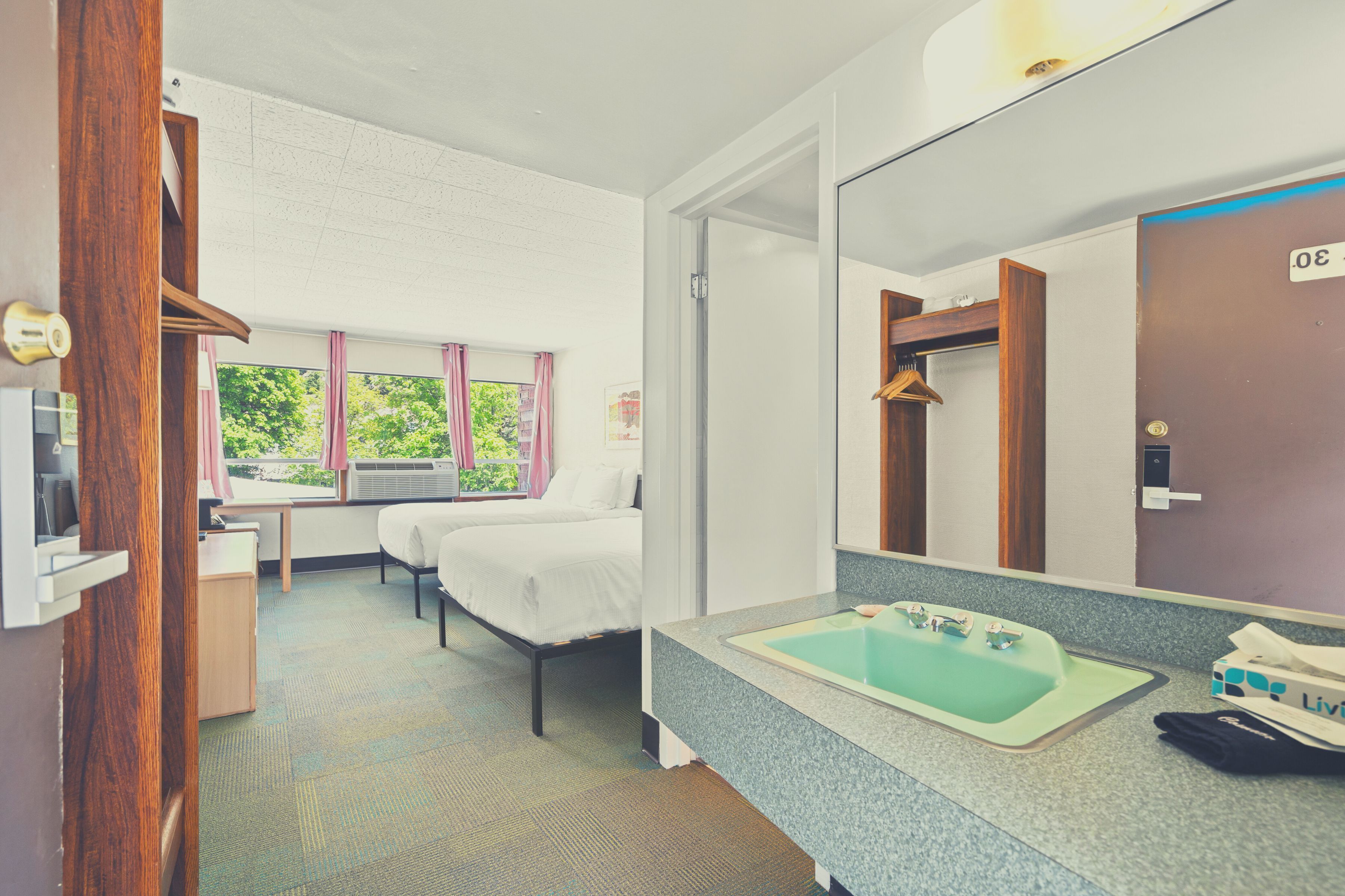 Signature Room, 2 Queen Beds, Non Smoking, 2nd Floor | 低過敏寢具、羽絨被、書桌、筆電工作空間