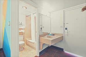 Signature Room, 2 Queen Beds | Bathroom | Combined shower/tub, free toiletries, hair dryer, towels - Stardust Motel Wallace (Wallace)