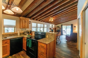 Appart'hôtel Familial, 2 chambres | Cuisine privée | Grand réfrigérateur, micro-ondes, four, lave-vaisselle