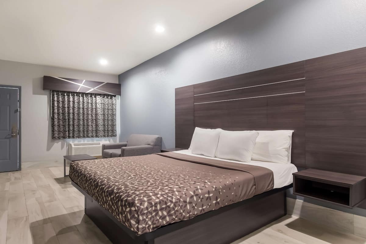 Room, 1 King Bed | Iron/ironing board, free WiFi, bed sheets, alarm clocks