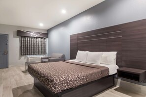 Tabla de planchar con plancha, wifi gratis, ropa de cama y despertador