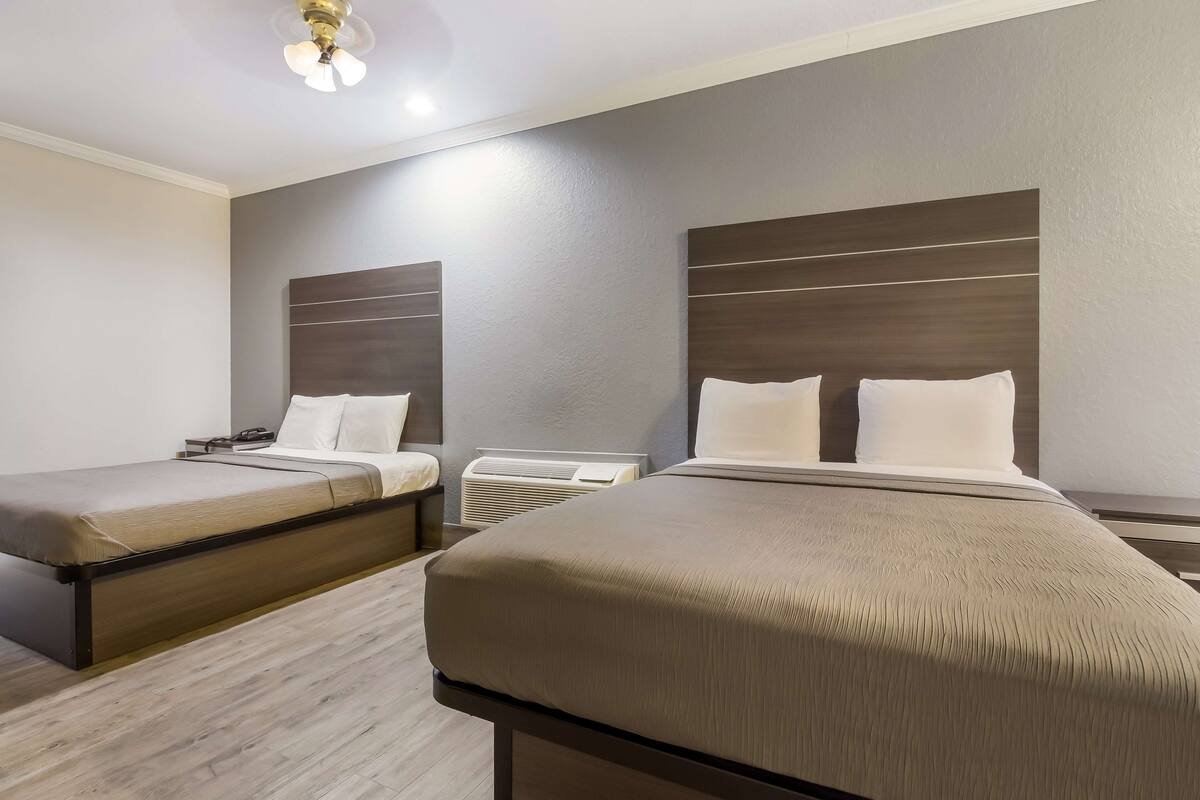 Chambre, 2 grands lits | Fer et planche à repasser, accès au Wi-Fi (inclus), réveille-matin