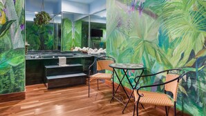 Iron/ironing board, WiFi (free), alarm clocks, bed sheets - Americas Best Value Platinum Inn & Suites (Houston)