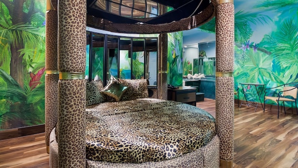 Iron/ironing board, WiFi (free), alarm clocks, bed sheets - Americas Best Value Platinum Inn & Suites (Houston)