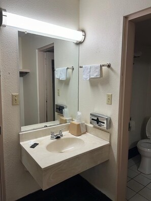 Free toiletries, hair dryer, towels, soap - Quality Quarters Inn   (Richmond)