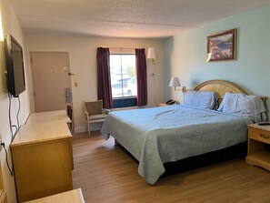 Desk, free WiFi, bed sheets - Quality Quarters Inn   (Richmond)