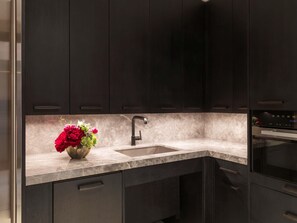 Premium bedding, down comforters, pillowtop beds, minibar - Raffles Boston (Boston)