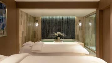 Behandelingskamers voor koppels, een sauna, een bubbelbad, een stoombad