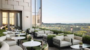 3 restaurants; breakfast, lunch, dinner and brunch served