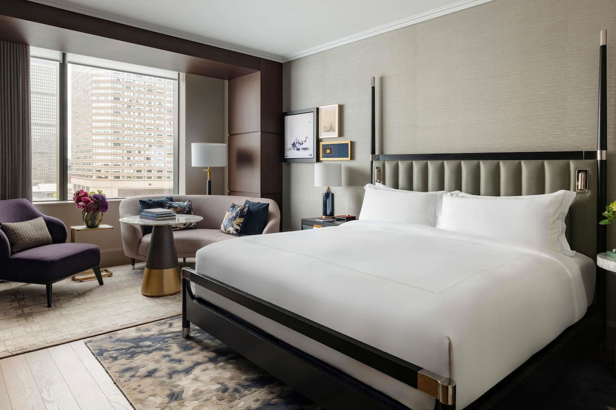 Luxe beddengoed, donzen dekbedden, pillowtop-bedden, een minibar