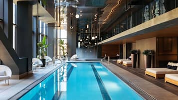 Una piscina cubierta