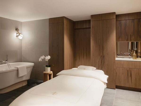 Couples treatment rooms, sauna, hot tub, steam room, body treatments - Raffles Boston (Boston)