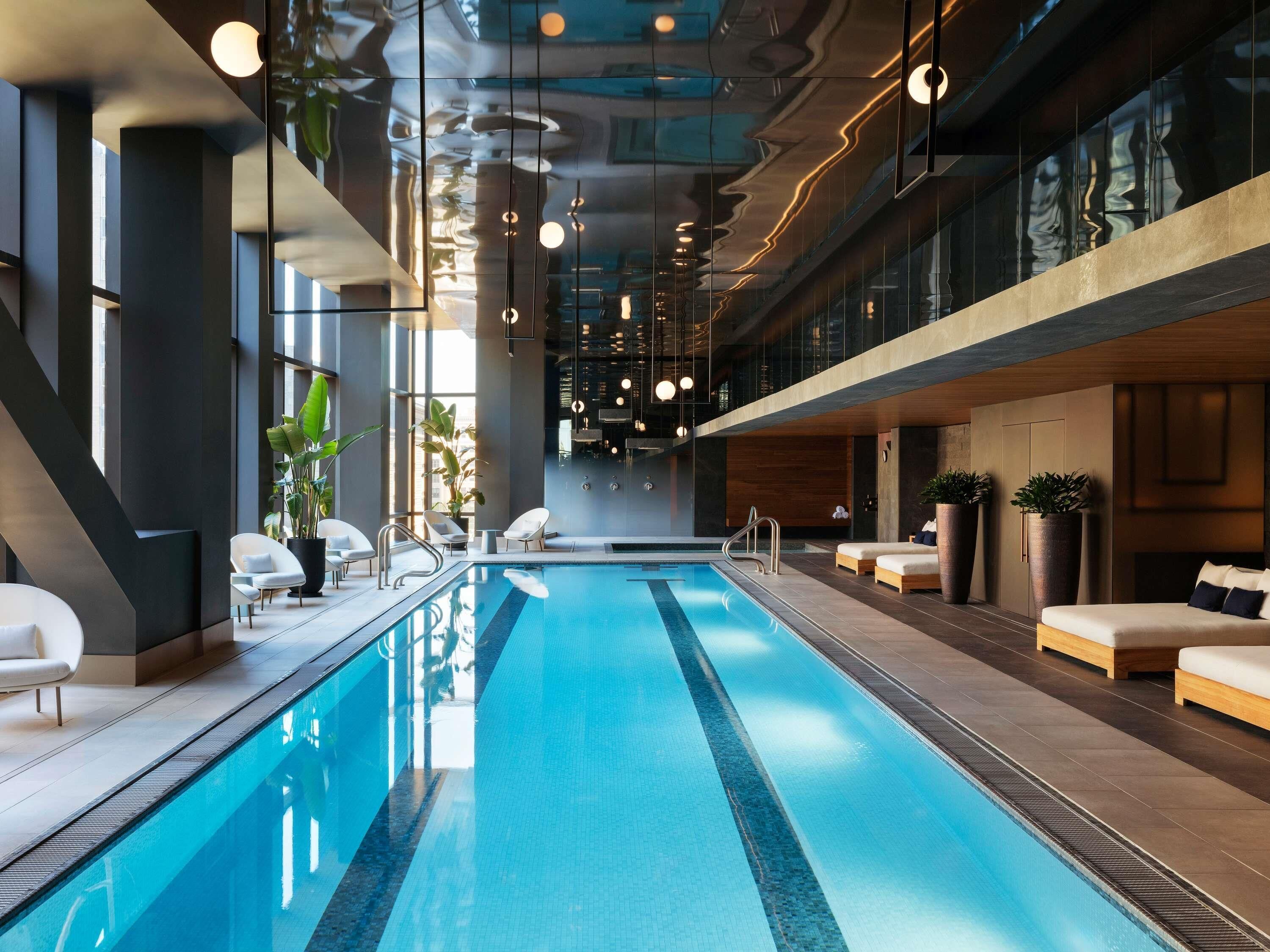 Una piscina cubierta