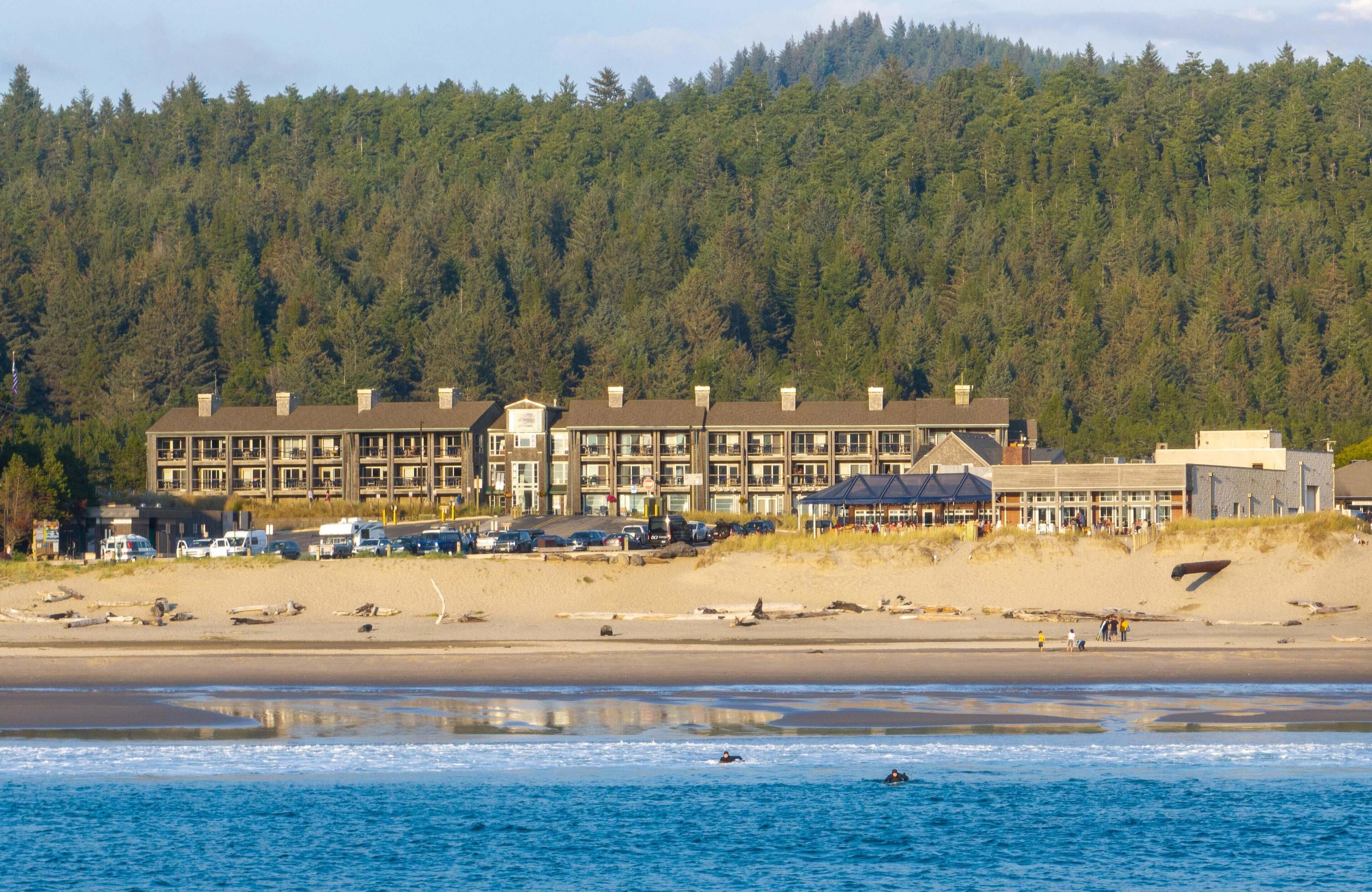 Ranta lähistöllä, aurinkotuoleja, rantapyyhkeitä