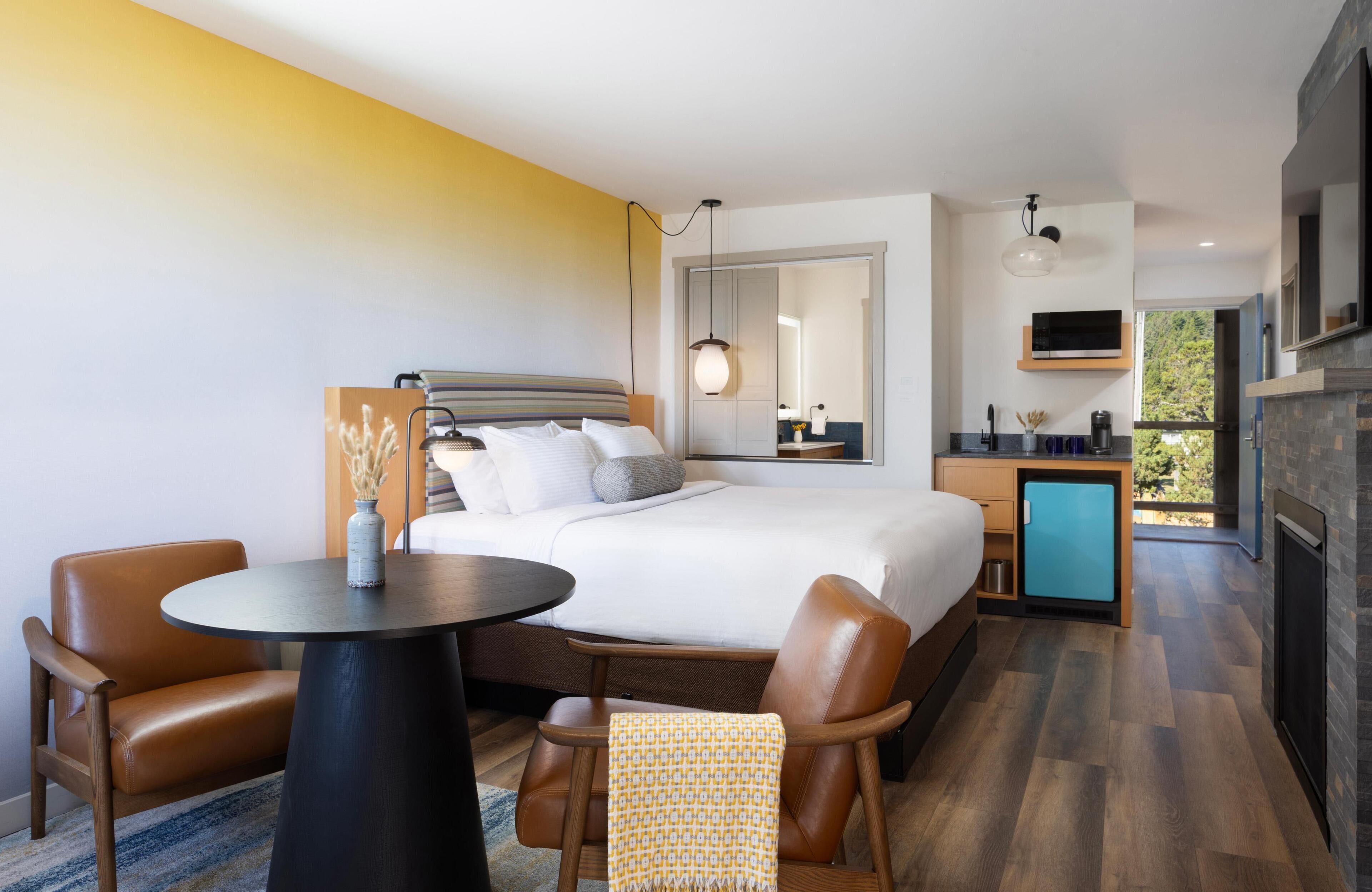 ห้องพัก, เตียงคิงไซส์ 1 เตียง, อ่างน้ำวน (Partial View) | เครื่องนอนระดับพรีเมียม, ผ้านวมขนเป็ด, เตียงพร้อมฟูกเสริมที่นอน