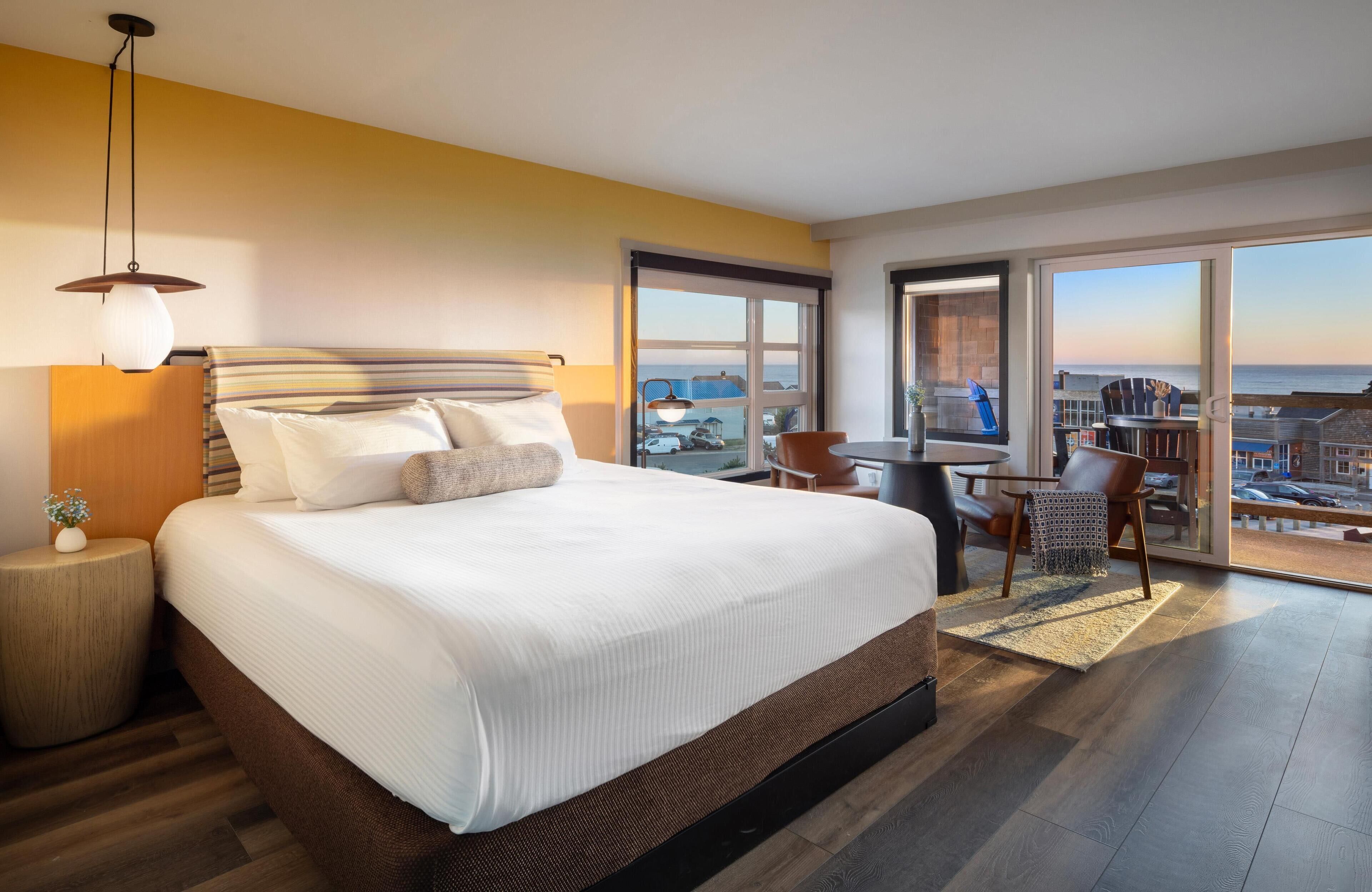 Huone, 1 suuri parisänky, poreamme (Top Floor) | Ylelliset vuodevaatteet, untuvapeitot, pillowtop-patjalliset sängyt