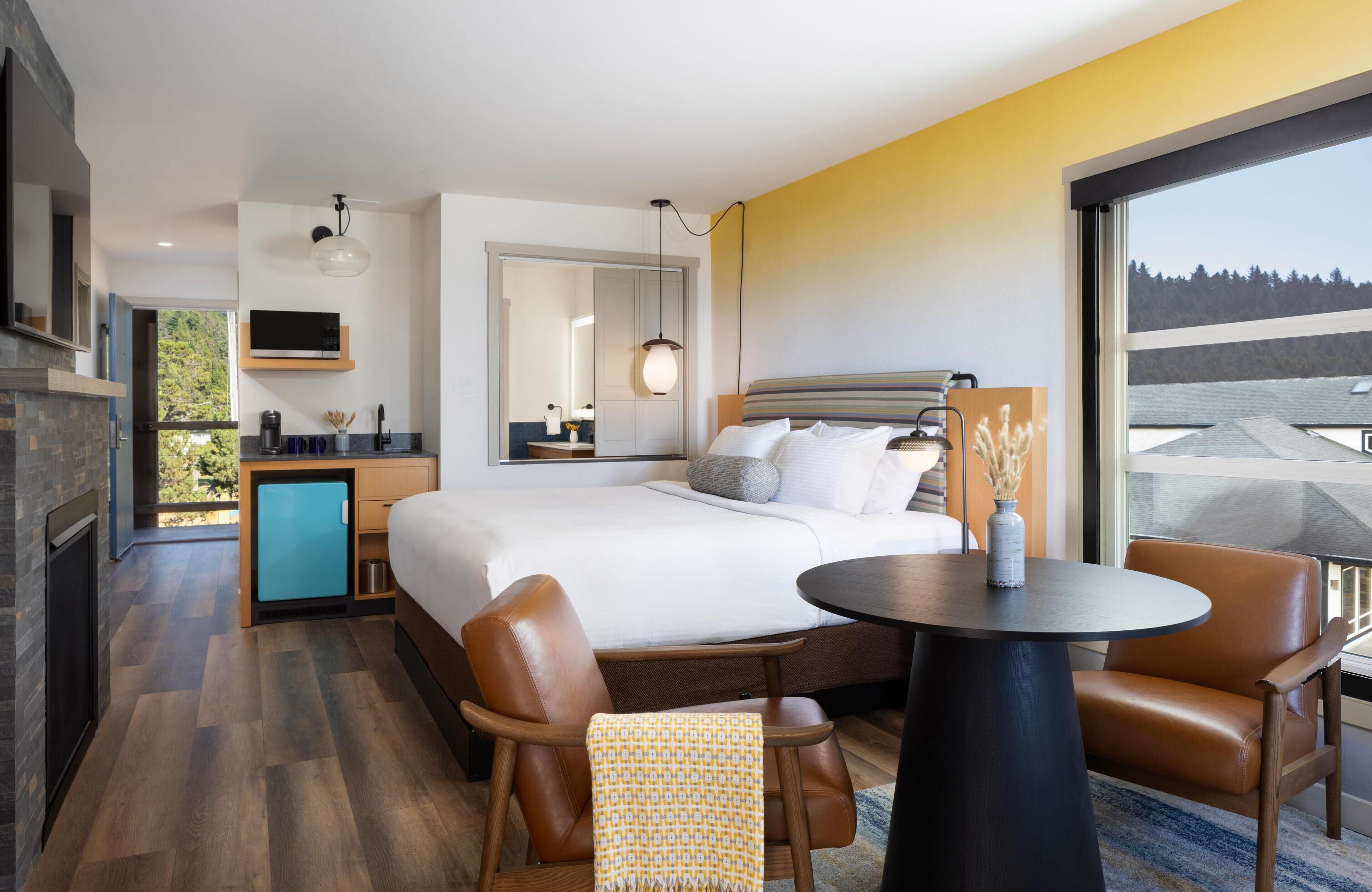 ห้องพัก, เตียงคิงไซส์ 1 เตียง, อ่างน้ำวน (Top Floor) | เครื่องนอนระดับพรีเมียม, ผ้านวมขนเป็ด, เตียงพร้อมฟูกเสริมที่นอน