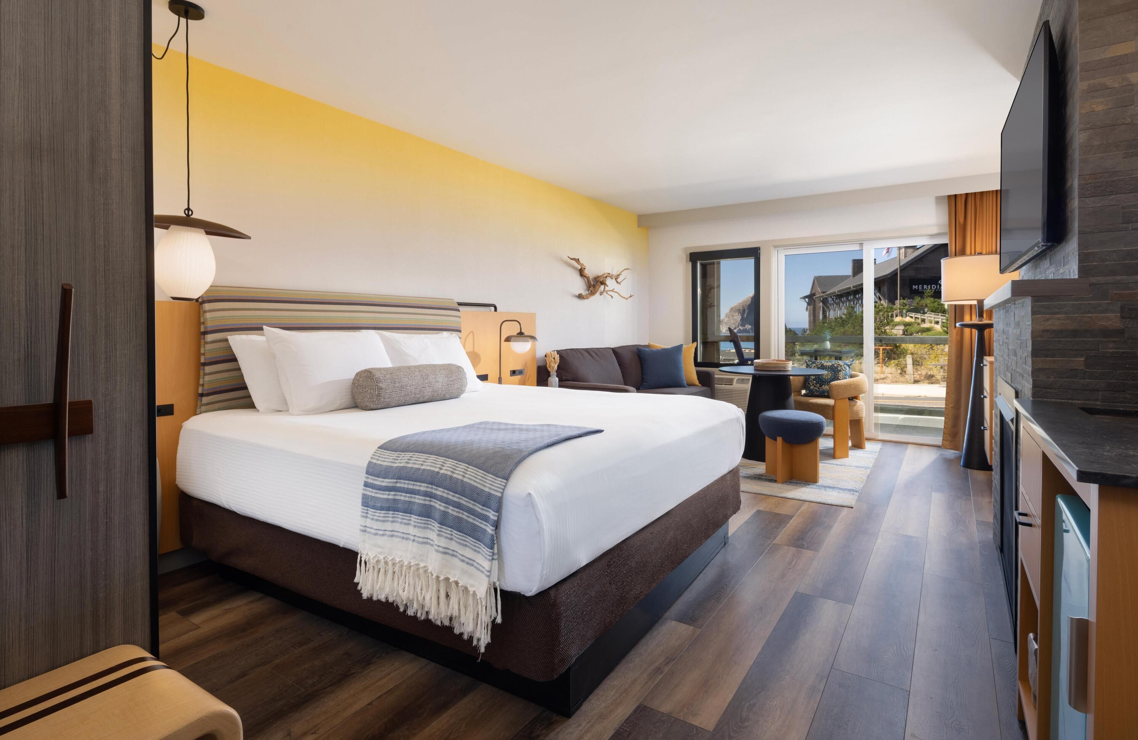 ห้องซิกเนเจอร์, เตียงคิงไซส์ 1 เตียง, พร้อมสิ่งอำนวยความสะดวกสำหรับผู้พิการ | เครื่องนอนระดับพรีเมียม, ผ้านวมขนเป็ด, เตียงพร้อมฟูกเสริมที่นอน