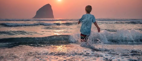 Nära stranden, solstolar och strandhanddukar