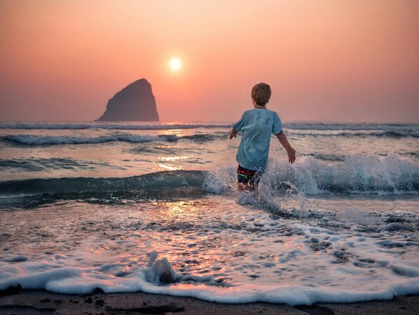 Una playa cerca, sillas reclinables de playa, toallas de playa